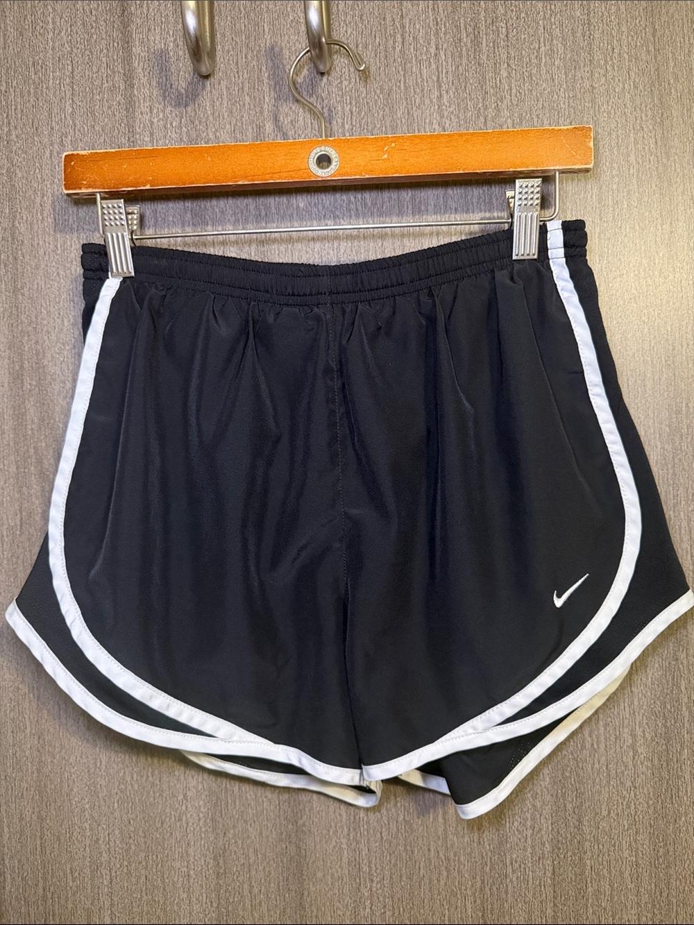 Nike Dri-Fit Women’s Black and White Tempo Athletic Shorts Size Medium EUC